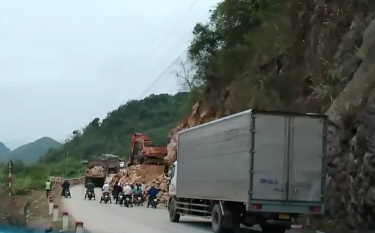 Giữa tháng 5, Quốc lộ 6 qua Mai Châu sẽ sửa xong Giữa tháng 5, Quốc lộ 6 qua Mai Châu sẽ sửa xong