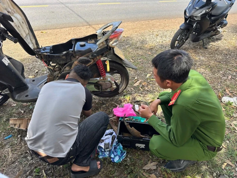 Giúp dân giữa đường xuân, cán bộ công an xã ở Gia Lai được cộng đồng khen ngợi Giúp dân giữa đường xuân, cán bộ công an xã ở Gia Lai được cộng đồng khen ngợi