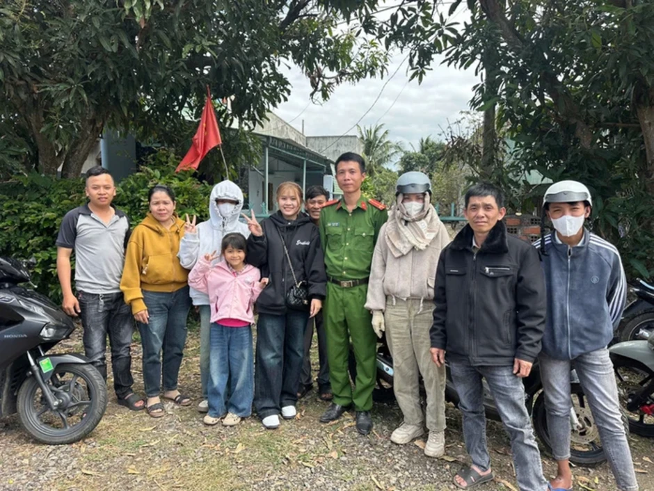 Giúp dân giữa đường xuân, cán bộ công an xã ở Gia Lai được cộng đồng khen ngợi Giúp dân giữa đường xuân, cán bộ công an xã ở Gia Lai được cộng đồng khen ngợi