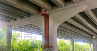Gối cầu đường vành đai 3 trên cao bị biến dạng, xô lệch, phải dùng gỗ chèn tạm