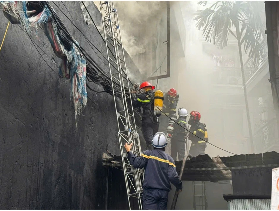 Hà Nội: 1 người tử vong trong vụ cháy nhà hàng kinh doanh trên đường Lê Đức Thọ Hà Nội: 1 người tử vong trong vụ cháy nhà hàng kinh doanh trên đường Lê Đức Thọ
