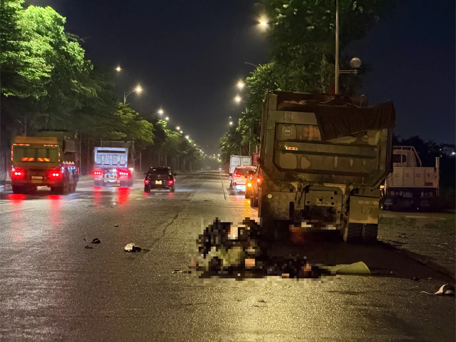 Hà Nội: 2 người đi xe máy tử vong sau va chạm với xe tải