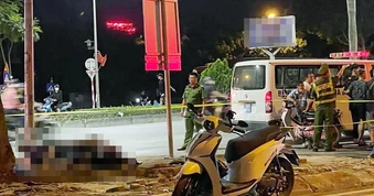 Hà Nội: 2 vụ xe máy tự gây tai nạn, 5 người thương vong