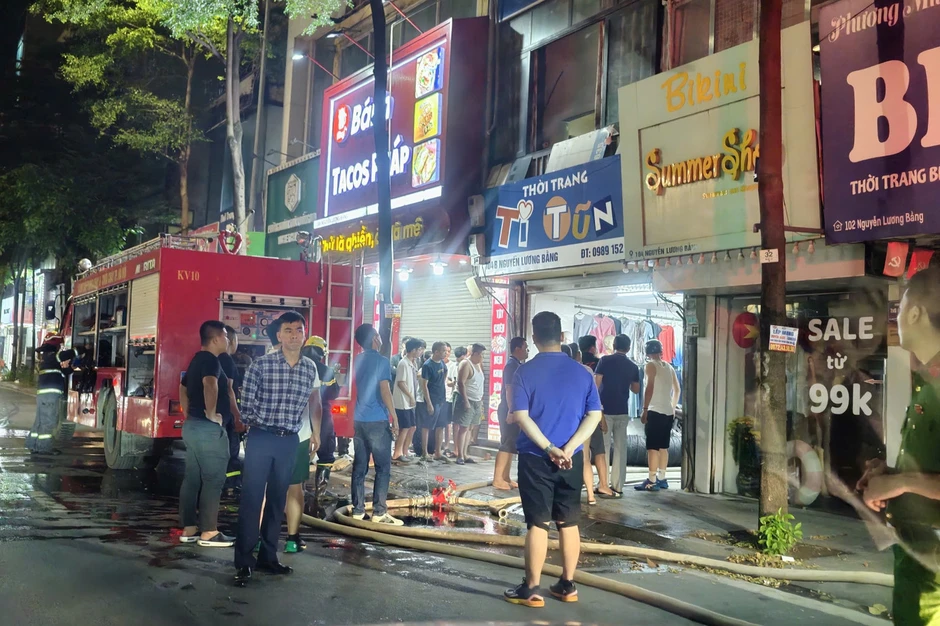 Hà Nội: 4 người kẹt trong đám cháy cửa hàng thời trang Hà Nội: 4 người kẹt trong đám cháy cửa hàng thời trang