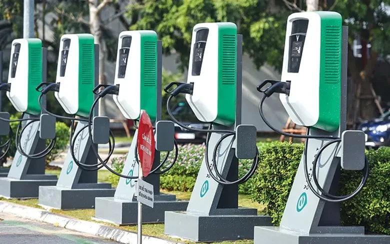 Hà Nội bắt buộc bãi đỗ xe mới phải dành tối thiểu 30% vị trí lắp trạm sạc Hà Nội bắt buộc bãi đỗ xe mới phải dành tối thiểu 30% vị trí lắp trạm sạc