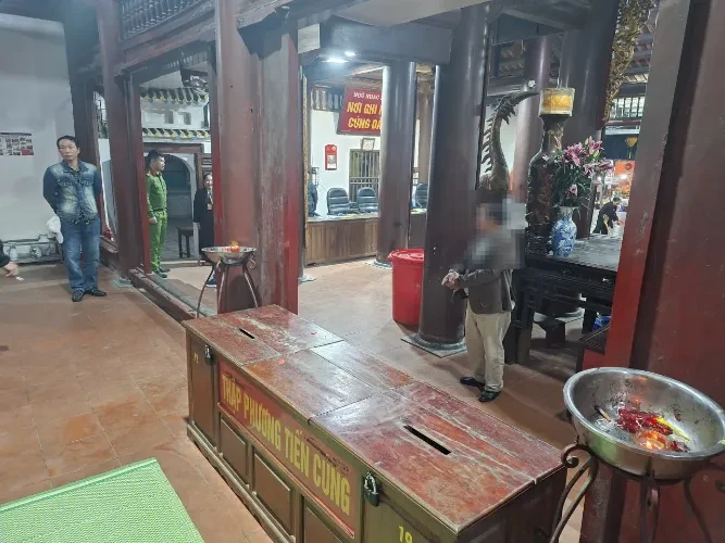 Hà Nội: Bắt giữ đối tượng móc túi tại khu vực Đền Trình - Chùa Hương Hà Nội: Bắt giữ đối tượng móc túi tại khu vực Đền Trình - Chùa Hương