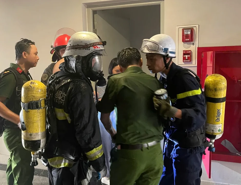 Hà Nội: Cháy căn hộ chung cư trên phố Vương Thừa Vũ, kịp thời cứu 3 người Hà Nội: Cháy căn hộ chung cư trên phố Vương Thừa Vũ, kịp thời cứu 3 người