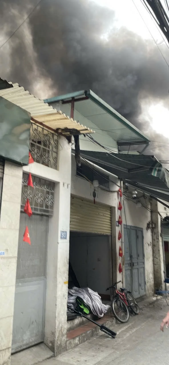Hà Nội: Cháy kho hàng đông lạnh trên phố Bùi Xương Trạch Hà Nội: Cháy kho hàng đông lạnh trên phố Bùi Xương Trạch