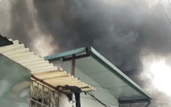 Hà Nội: Cháy kho hàng đông lạnh trên phố Bùi Xương Trạch Hà Nội: Cháy kho hàng đông lạnh trên phố Bùi Xương Trạch