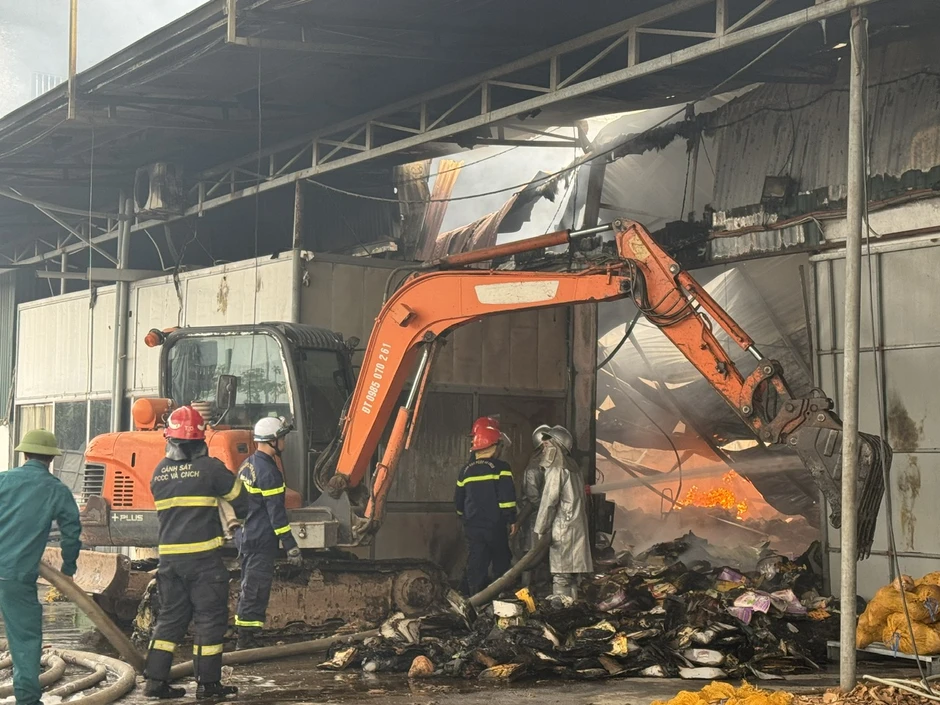 Hà Nội: Cháy lớn tại xưởng bánh kẹo 700m2 lúc rạng sáng, huy động 12 xe cứu hỏa