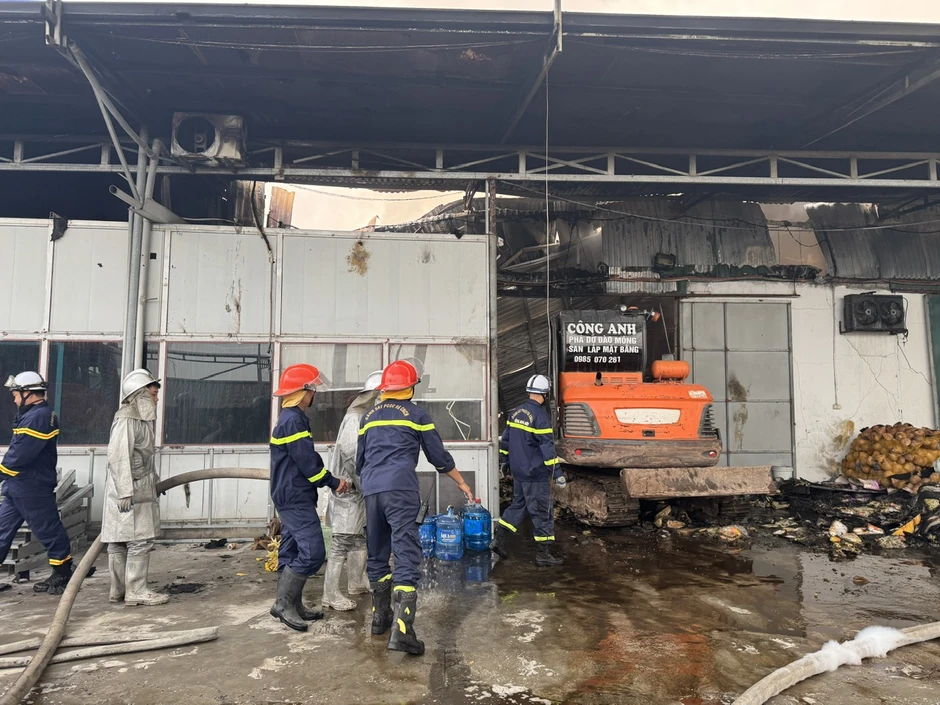 Hà Nội: Cháy lớn tại xưởng bánh kẹo 700m2 lúc rạng sáng, huy động 12 xe cứu hỏa