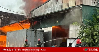Hà Nội: Cháy lớn tại xưởng bánh kẹo 700m2 lúc rạng sáng, huy động 12 xe cứu hỏa
