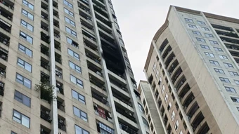 Hà Nội: Cháy ngùn ngụt tại tầng 19 chung cư trên đường Tam Trinh