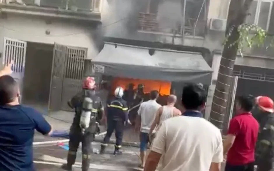 Hà Nội: Cháy nhà 4 tầng trong khu đô thị, nghi có người mắc kẹt Hà Nội: Cháy nhà 4 tầng trong khu đô thị, nghi có người mắc kẹt