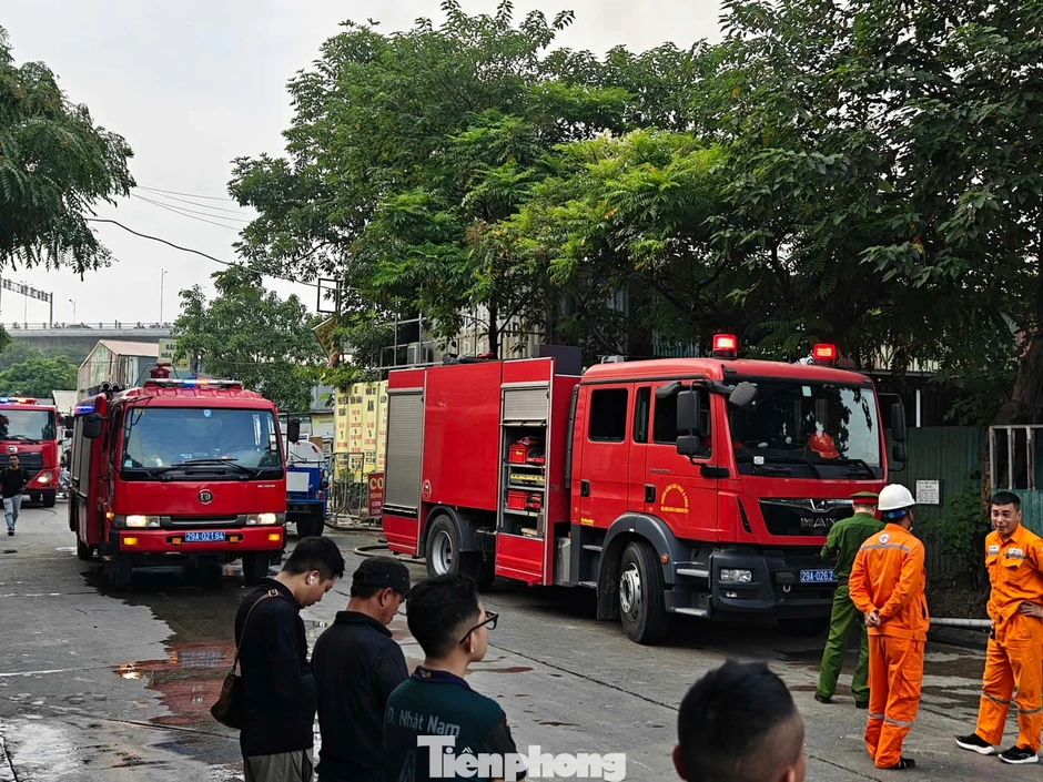Hà Nội: Cháy nhà kho trên đường Bạch Đằng Hà Nội: Cháy nhà kho trên đường Bạch Đằng