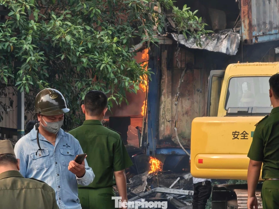 Hà Nội: Cháy nhà kho trên đường Bạch Đằng Hà Nội: Cháy nhà kho trên đường Bạch Đằng