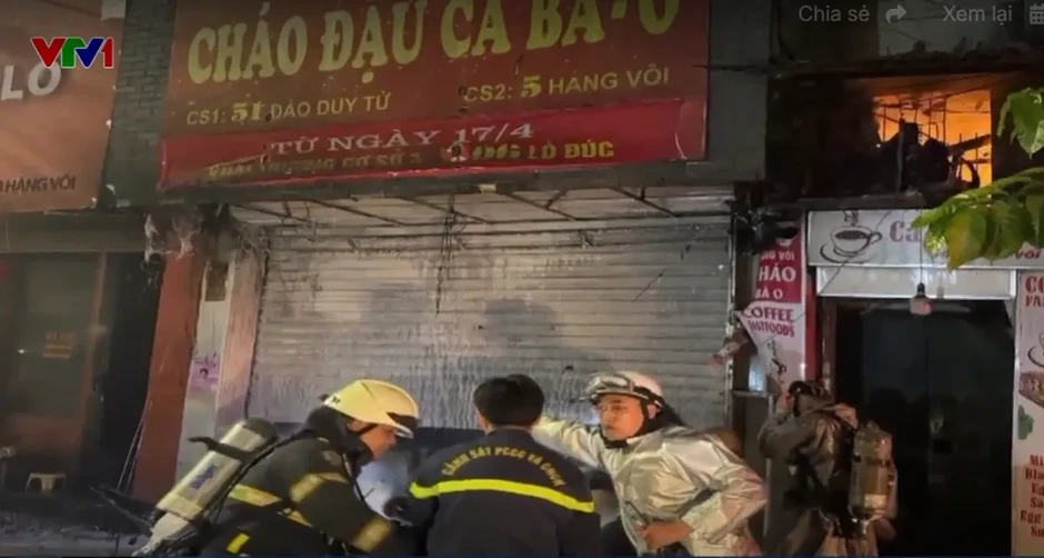 Hà Nội: Cháy quán cháo lúc nửa đêm, 4 người mắc kẹt được giải cứu Hà Nội: Cháy quán cháo lúc nửa đêm, 4 người mắc kẹt được giải cứu