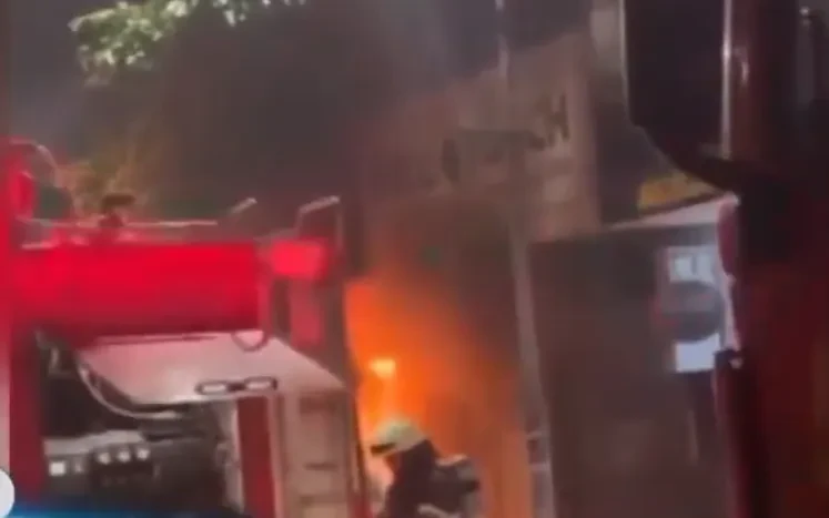 Hà Nội: Cháy quán cháo lúc nửa đêm, 4 người mắc kẹt được giải cứu Hà Nội: Cháy quán cháo lúc nửa đêm, 4 người mắc kẹt được giải cứu