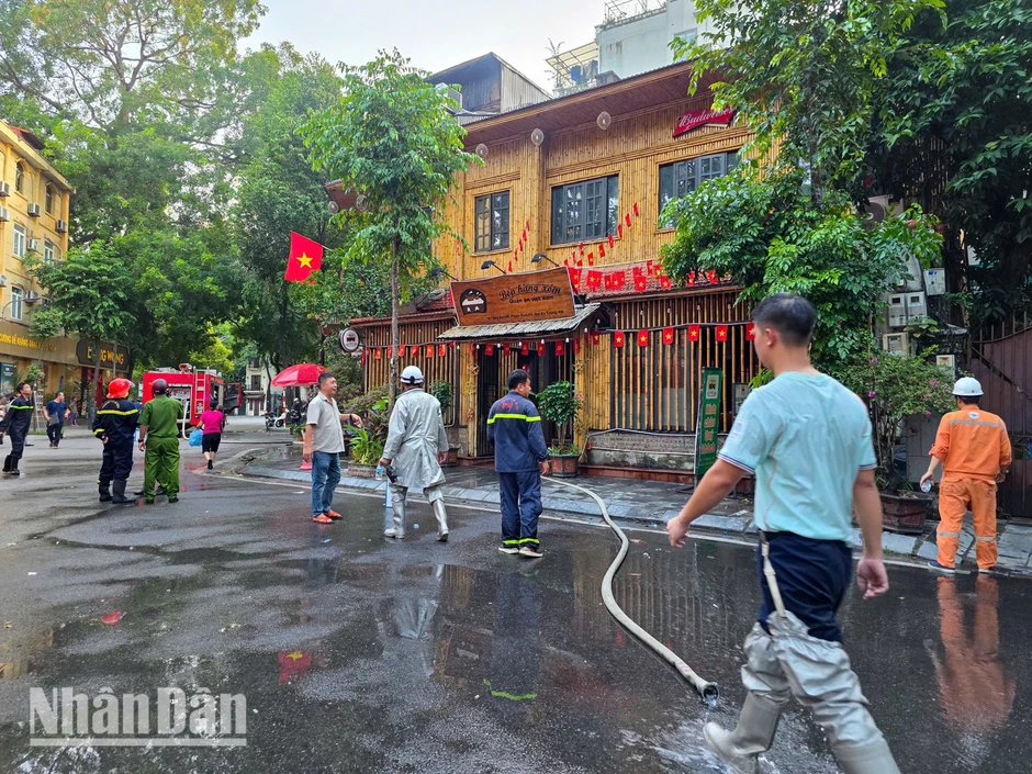 Hà Nội: Cháy tại nhà hàng 3 tầng trên phố Tăng Bạt Hổ, không có thiệt hại về người Hà Nội: Cháy tại nhà hàng 3 tầng trên phố Tăng Bạt Hổ, không có thiệt hại về người
