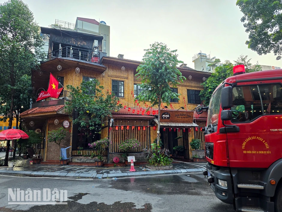 Hà Nội: Cháy tại nhà hàng 3 tầng trên phố Tăng Bạt Hổ, không có thiệt hại về người Hà Nội: Cháy tại nhà hàng 3 tầng trên phố Tăng Bạt Hổ, không có thiệt hại về người