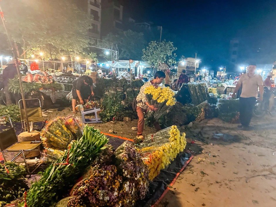 Hà Nội: Chợ hoa tự phát quy mô lớn xuất hiện tại phường Kiến Hưng