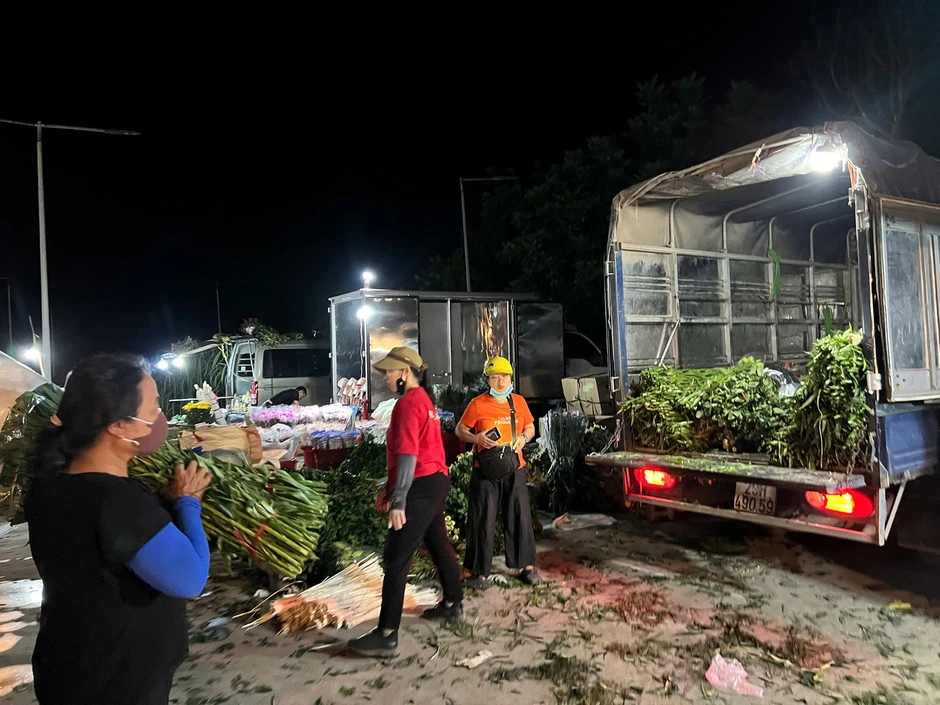 Hà Nội: Chợ hoa tự phát quy mô lớn xuất hiện tại phường Kiến Hưng