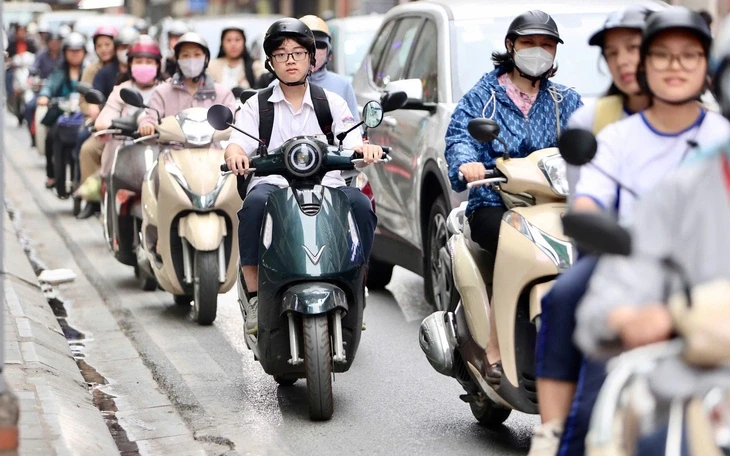 Hà Nội chưa cấm xe máy xăng cá nhân đi vào vùng phát thải thấp từ 1-7, chỉ hạn chế vào cuối tuần Hà Nội chưa cấm xe máy xăng cá nhân đi vào vùng phát thải thấp từ 1-7, chỉ hạn chế vào cuối tuần