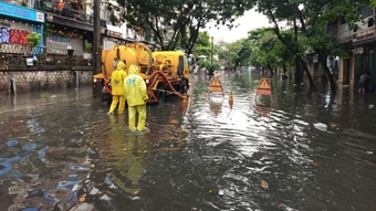 Hà Nội có mưa dông vào sáng sớm, xuất hiện nhiều điểm dềnh nước