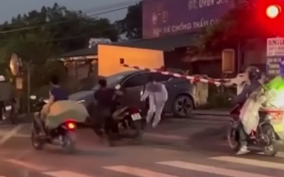Hà Nội: Cố vượt đường ngang, ô tô bị tàu hỏa tông văng Hà Nội: Cố vượt đường ngang, ô tô bị tàu hỏa tông văng