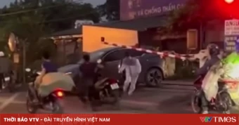 Hà Nội: Cố vượt đường ngang, ô tô bị tàu hỏa tông văng