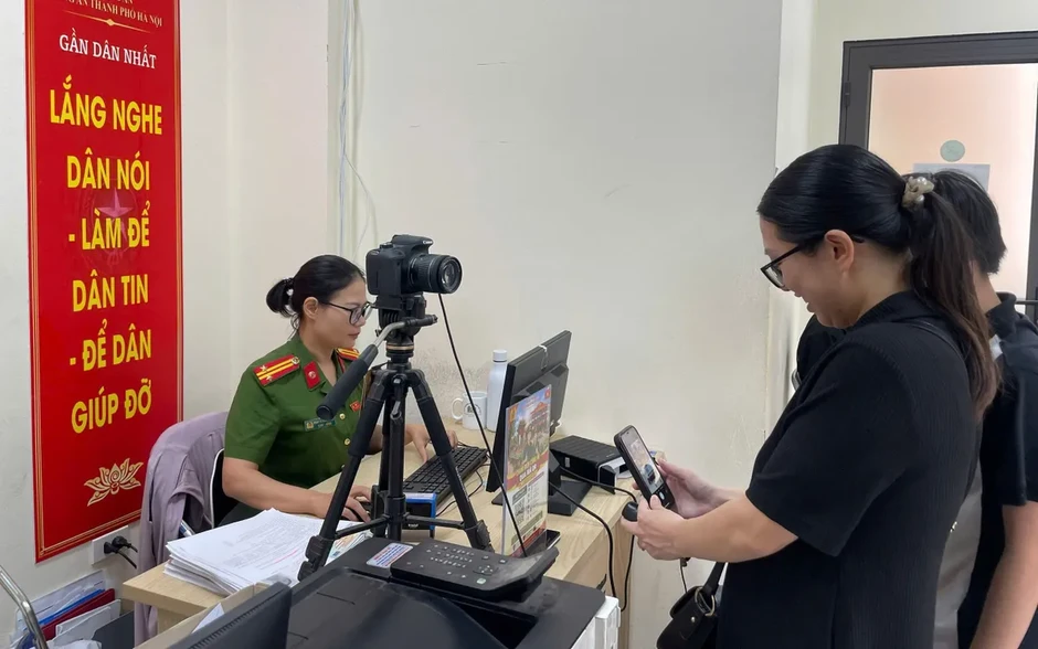 Hà Nội: Công an phường Văn Miếu - Quốc Tử Giám triển khai mô hình “Quét mã QR - Chấm điểm công vụ” Hà Nội: Công an phường Văn Miếu - Quốc Tử Giám triển khai mô hình “Quét mã QR - Chấm điểm công vụ”