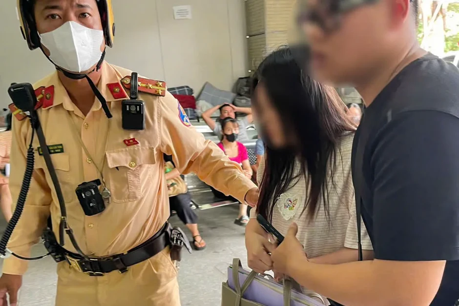 Hà Nội: CSGT dùng xe chuyên dụng dẫn đường đưa sản phụ đi sinh kịp thời Hà Nội: CSGT dùng xe chuyên dụng dẫn đường đưa sản phụ đi sinh kịp thời