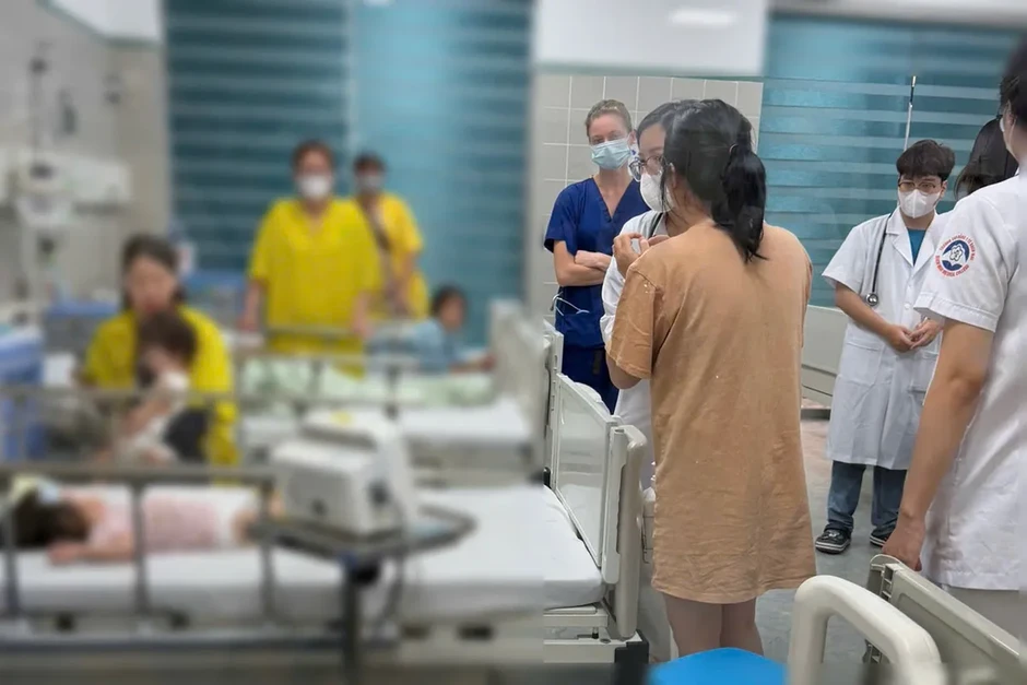 Hà Nội: CSGT dùng xe chuyên dụng đưa bé gái 3 tuổi sốt cao đi cấp cứu kịp thời Hà Nội: CSGT dùng xe chuyên dụng đưa bé gái 3 tuổi sốt cao đi cấp cứu kịp thời