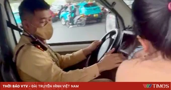 Hà Nội: CSGT dùng xe chuyên dụng đưa bé gái 3 tuổi sốt cao đi cấp cứu kịp thời