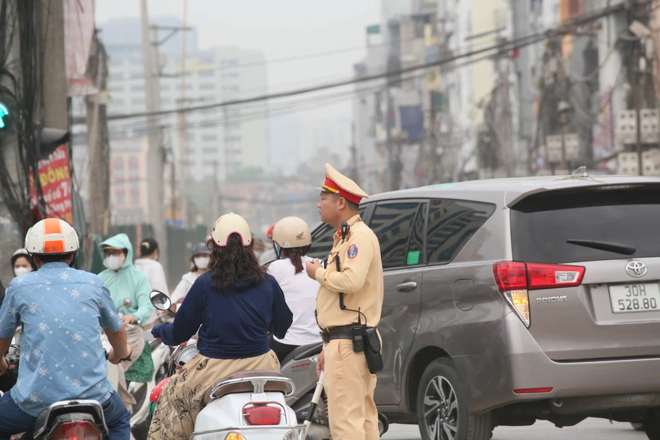 Hà Nội: CSGT kiên trì bám trụ "điểm nóng" các công trường trọng điểm Hà Nội: CSGT kiên trì bám trụ "điểm nóng" các công trường trọng điểm