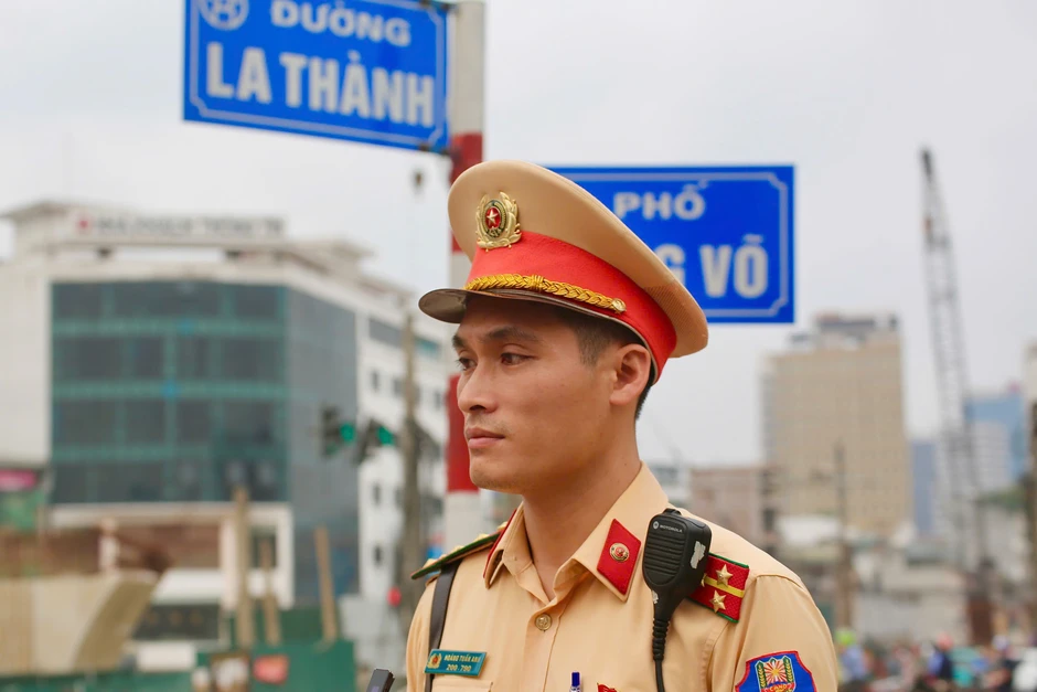 Hà Nội: CSGT kiên trì bám trụ "điểm nóng" các công trường trọng điểm Hà Nội: CSGT kiên trì bám trụ "điểm nóng" các công trường trọng điểm