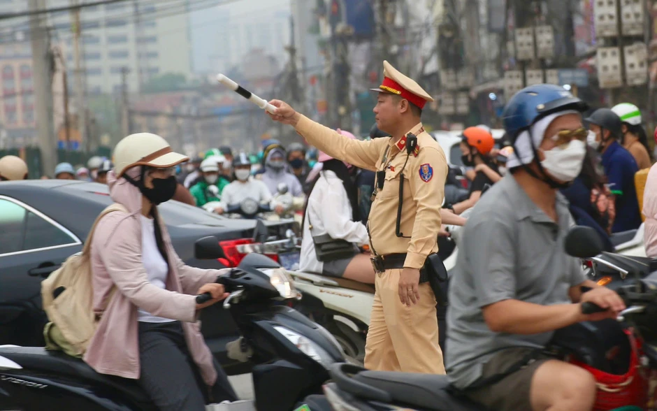 Hà Nội: CSGT kiên trì bám trụ "điểm nóng" các công trường trọng điểm Hà Nội: CSGT kiên trì bám trụ "điểm nóng" các công trường trọng điểm