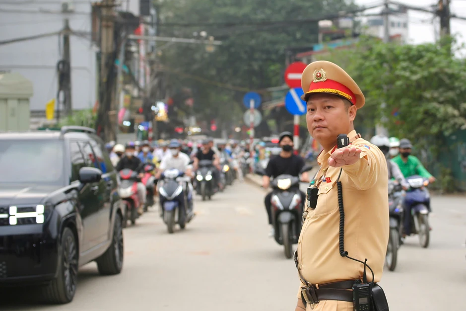 Hà Nội: CSGT kiên trì bám trụ "điểm nóng" các công trường trọng điểm Hà Nội: CSGT kiên trì bám trụ "điểm nóng" các công trường trọng điểm