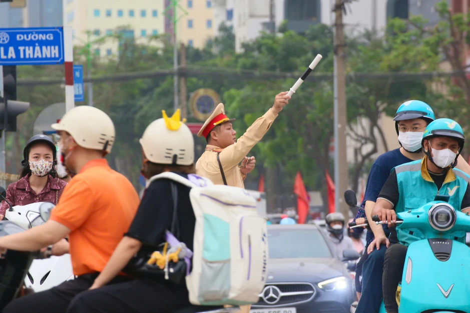 Hà Nội: CSGT kiên trì bám trụ "điểm nóng" các công trường trọng điểm Hà Nội: CSGT kiên trì bám trụ "điểm nóng" các công trường trọng điểm