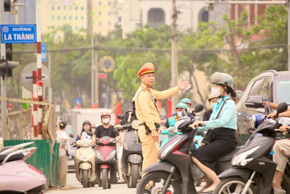 Hà Nội: CSGT kiên trì bám trụ "điểm nóng" các công trường trọng điểm Hà Nội: CSGT kiên trì bám trụ "điểm nóng" các công trường trọng điểm