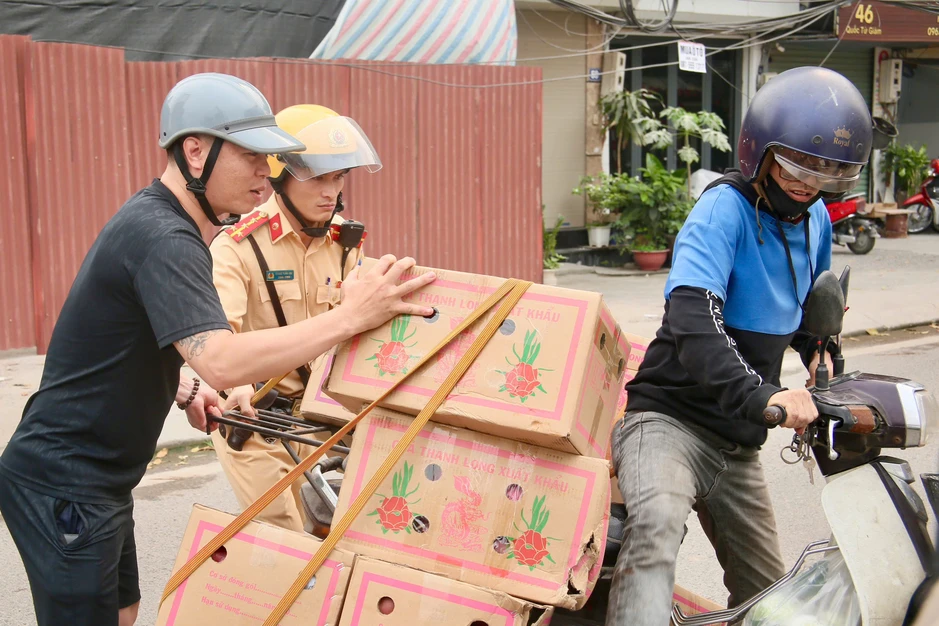 Hà Nội: CSGT kiên trì bám trụ "điểm nóng" các công trường trọng điểm Hà Nội: CSGT kiên trì bám trụ "điểm nóng" các công trường trọng điểm