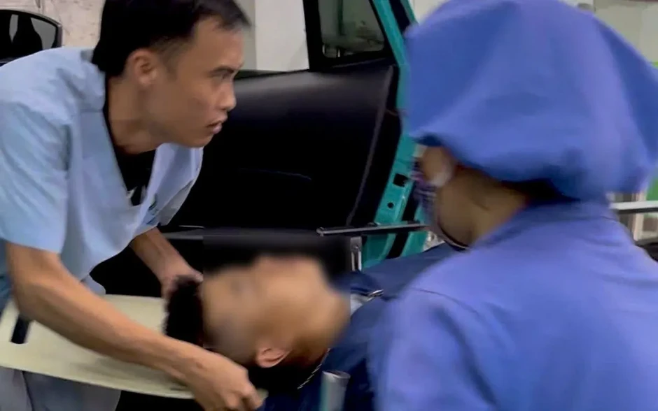 Hà Nội: CSGT kịp thời mở đường đưa 2 người bị tai nạn lao động đi cấp cứu Hà Nội: CSGT kịp thời mở đường đưa 2 người bị tai nạn lao động đi cấp cứu