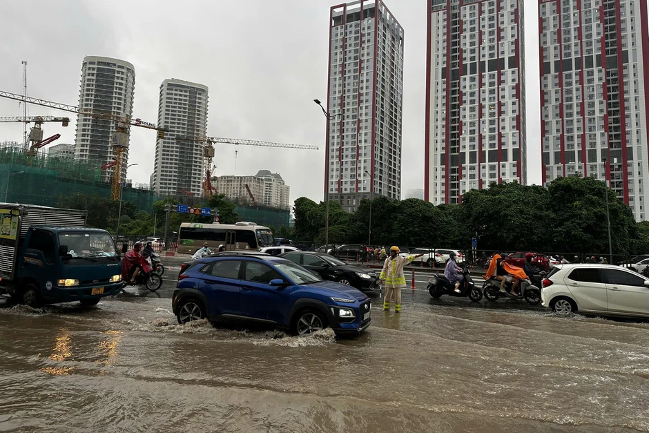 Hà Nội: CSGT phân luồng, khuyến cáo người dân di chuyển qua khu vực ngập nước