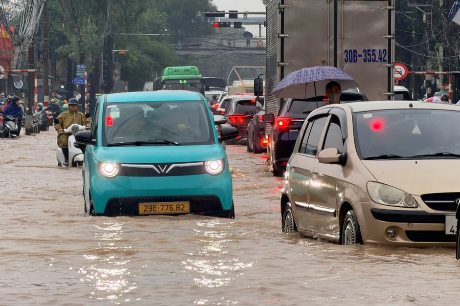 Hà Nội: CSGT phân luồng, khuyến cáo người dân di chuyển qua khu vực ngập nước