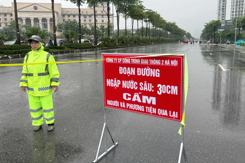 Hà Nội: CSGT phân luồng, khuyến cáo người dân di chuyển qua khu vực ngập nước