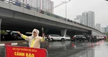 Hà Nội: CSGT phân luồng, khuyến cáo người dân di chuyển qua khu vực ngập nước