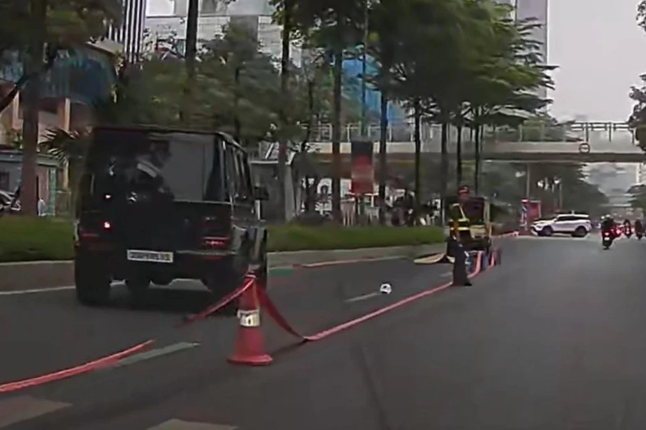 Hà Nội: Cụ ông tử vong sau va chạm với ô tô Mercedes G63
