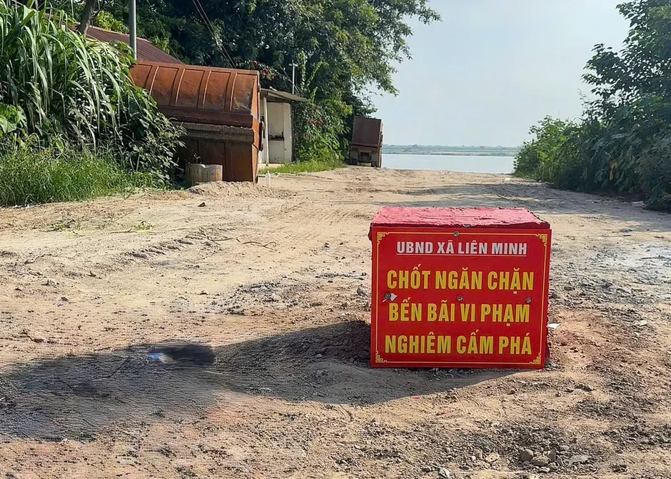 Hà Nội cưỡng chế, rào chắn 6 bến vật liệu xây dựng không phép ven sông Hà Nội cưỡng chế, rào chắn 6 bến vật liệu xây dựng không phép ven sông