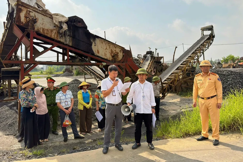 Hà Nội cưỡng chế, rào chắn 6 bến vật liệu xây dựng không phép ven sông Hà Nội cưỡng chế, rào chắn 6 bến vật liệu xây dựng không phép ven sông