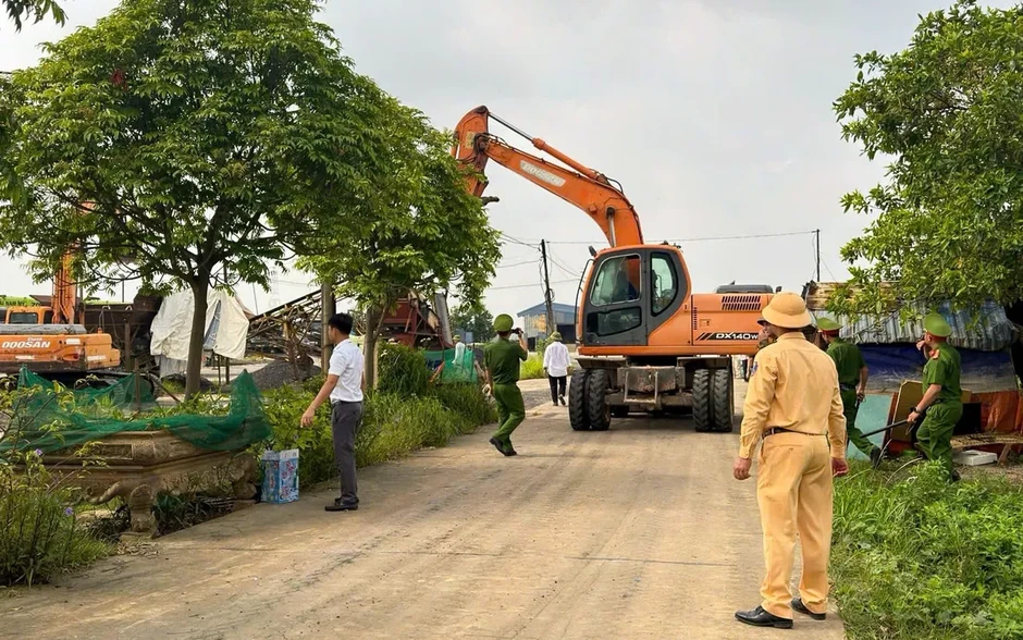Hà Nội cưỡng chế, rào chắn 6 bến vật liệu xây dựng không phép ven sông Hà Nội cưỡng chế, rào chắn 6 bến vật liệu xây dựng không phép ven sông